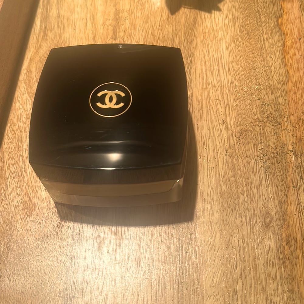 New. *Chanel*, crème velours pour le corps 🇫🇷